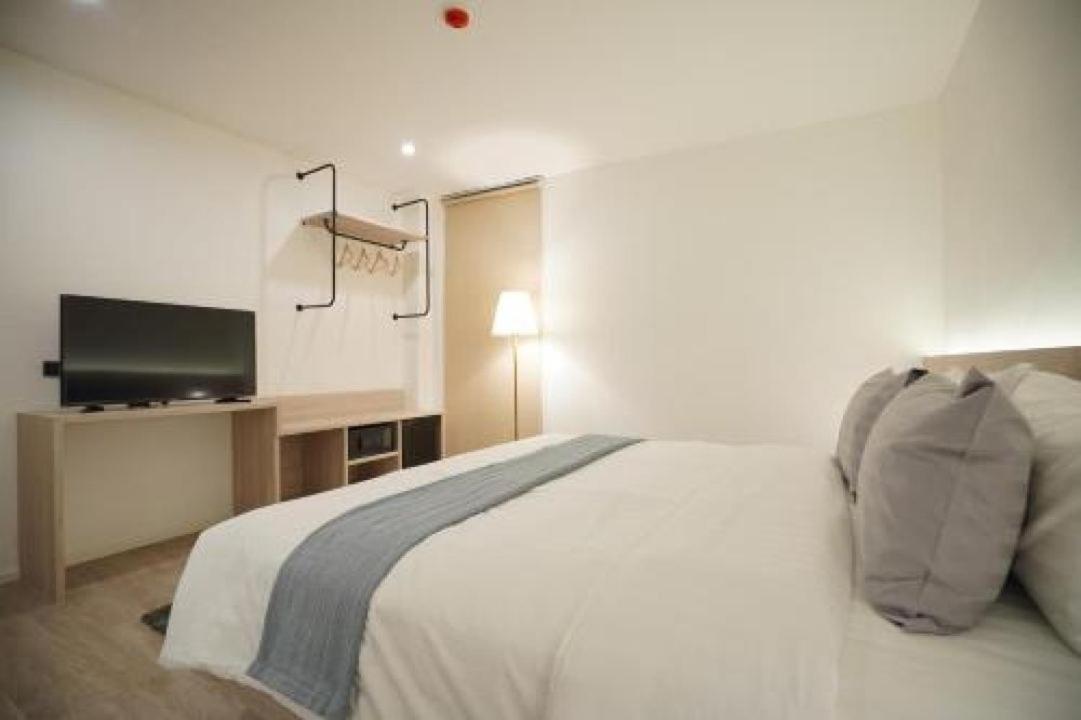 E11 Hotel - Bts Punnawithi Bangkok Exteriör bild