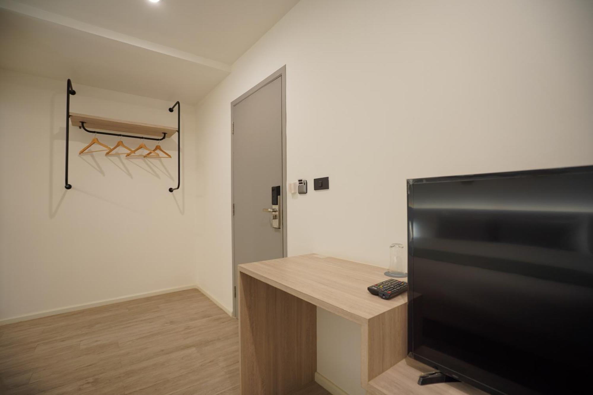E11 Hotel - Bts Punnawithi Bangkok Exteriör bild